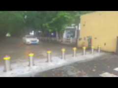 Bolardos de seguridad anticolisión automáticos: Elegir entre instalación con brida y empotrada